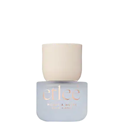 Frasco de perfume Etleé em tons de cinza e branco. Rótulo com o nome da fragrância "Woody & Musky" em letras douradas.