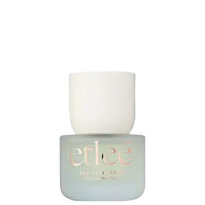 Frasco de perfume Etleé The Pistachio, com embalagem em tons de verde claro e branco, contendo um líquido transparente. Apresenta o nome da marca e do perfume em letras douradas