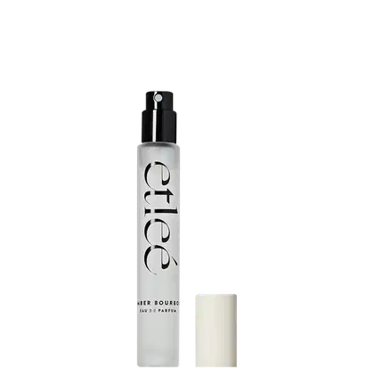 Frasco de perfume Etleé Amber Bourbon, em tons de branco e preto. O rótulo apresenta o nome da marca em destaque. O produto é apresentado em embalagem compacta, com bico pulverizador.