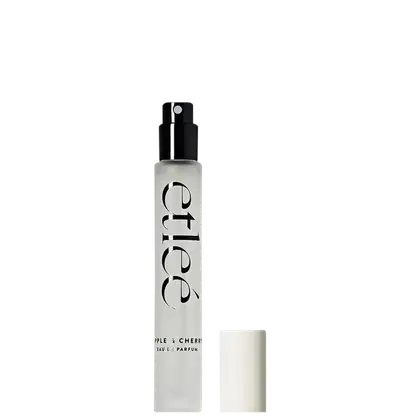 Frasco de perfume Etleé com pulverizador, em embalagem branca e preta, com o nome da marca em destaque. O produto é descrito como "Apple & Cherry Eau de Parfum".