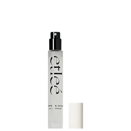 Frasco de perfume Etleé Flower & Sugar em tons de branco e preto. Rótulo com o nome da marca em destaque. Embalagem compacta e elegante, com bico pulverizador.