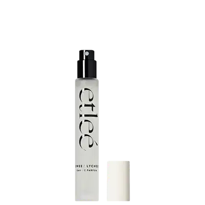 Frasco de perfume Etleé Sweet Lychee, com design minimalista em preto e branco. O rótulo apresenta o nome da fragrância em destaque e a embalagem possui um borrifador para aplicação.