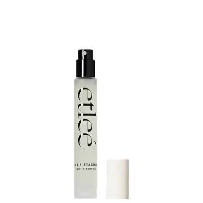 Frasco travel size do perfume Etleé The Pistachio em embalagem transparente com texto em destaque com letras pretas