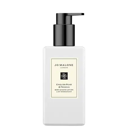 Frasco branco com bomba preta da linha Jo Malone London, contendo loção corporal e para as mãos com fragrância English Pear & Freesia, conforme indicado no rótulo.