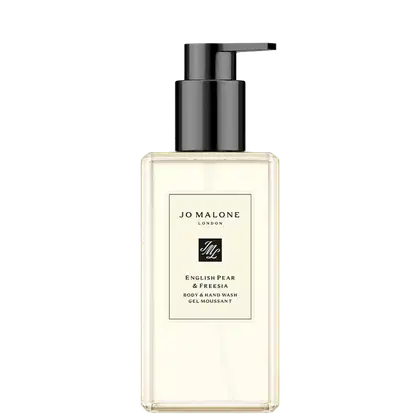 Frasco transparente com bomba preta da marca Jo Malone London, contendo o produto "English Pear & Freesia Body & Hand Wash Gel Moussant". Rótulo branco com texto preto em estilo elegante.
