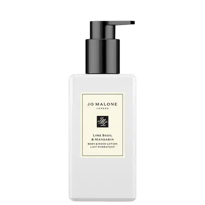 Frasco branco com bomba preta da linha Lime Basil & Mandarin da Jo Malone London, contendo loção hidratante para corpo e mãos.