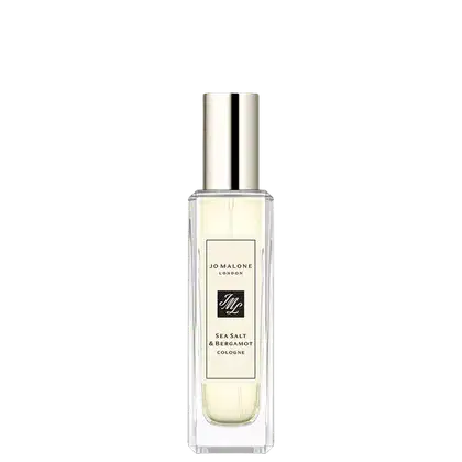 Frasco de perfume da marca Jo Malone London, com design elegante e minimalista em vidro transparente. Rótulo com o nome do produto "Sea Salt & Bergamot Cologne" em letras pretas.