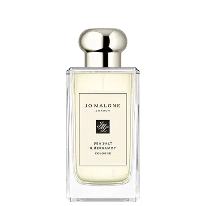 Frasco de perfume da marca Jo Malone London, com design elegante e minimalista em vidro transparente. Rótulo com o nome do produto "Sea Salt & Bergamot Cologne" em letras pretas.
