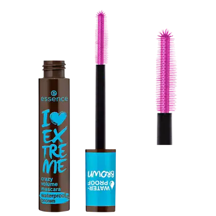 Embalagem de máscara de cílios I Love Extreme Crazy Volume Waterproof da marca Essence com fórmula de volume e à prova d'água na cor marrom. Também é exibido um aplicador de máscara rosa com cerdas longas.