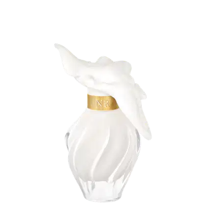 Frasco de perfume Nina Ricci em formato de flor branca com detalhes dourados, incluindo um rótulo com as iniciais "NR" em dourado.
