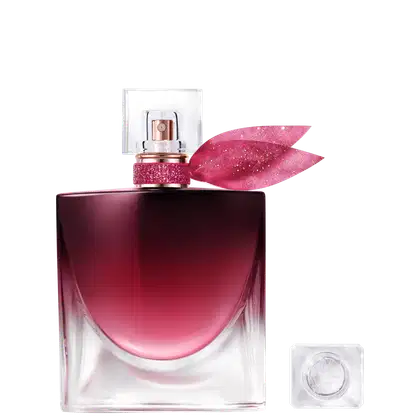 Frasco de perfume Lancôme com design elegante em tons de rosa e vermelho, com tampa decorada com elemento brilhante. Embalagem minimalista e sofisticada, com destaque para a cor e formato do recipiente.