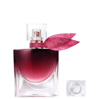 Frasco de perfume Lancôme com design elegante em tons de rosa e vermelho, com tampa decorada com elemento brilhante. Embalagem minimalista e sofisticada, com destaque para a cor e formato do recipiente.