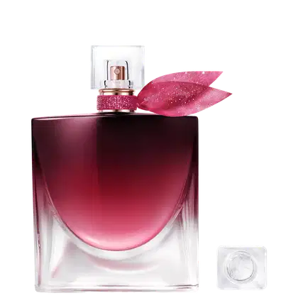 Frasco de perfume Lancôme com design elegante em tons de rosa e vermelho, com tampa decorada com elemento brilhante. Embalagem minimalista e sofisticada, com destaque para a cor e formato do recipiente.
