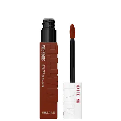 Maybelline Super Stay Matte Ink, um batom líquido de longa duração em embalagem preta e vermelha, com aplicador em formato de pincel para aplicação precisa.