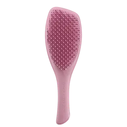Escova de cabelo rosa da marca Tangle Teezer, com superfície texturizada e formato anatômico para facilitar o penteado.