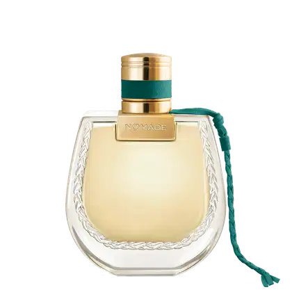 Frasco de perfume dourado com tampa e faixa verde, rótulo com a marca "NOMADE", embalagem de vidro com detalhes em relevo.