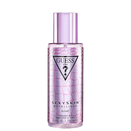 Frasco de perfume Guess Sexy Skin Metallique Rose, com embalagem rosa com textura de couro, rótulo triangular preto com logotipo Guess, contendo 250 ml de bruma perfumada.