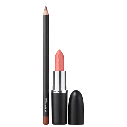 Lápis de Boca na cor Cork (marrom dourado suave) e o Batom M·A·Cximal Sleek Satin na cor Crème Cup (rosa frio claro) da marca M·A·C, apresentados em embalagens pretas  com o logotipo da marca.