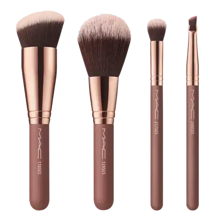 Conjunto de quatro pincéis de maquiagem da marca M·A·C, com cabos bege e detalhes em dourado. Os pincéis apresentam diferentes formatos e tamanhos, indicados para diferentes aplicações de maquiagem.