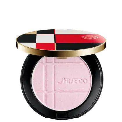 Pó Shiseido Color + Glow Enhancer  em embalagem redonda preta e dourada, com design xadrez em vermelho, branco e preto. O produto apresenta textura aveludada e logotipo da marca.