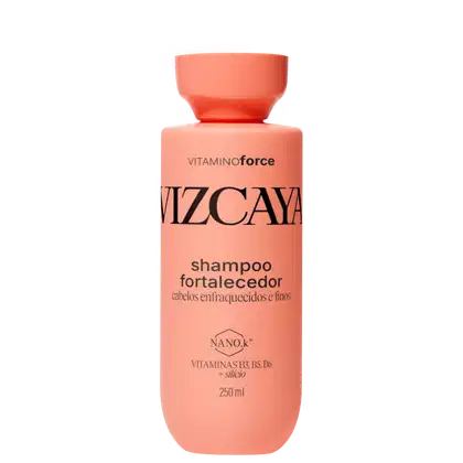 Frasco de shampoo Vizcaya Fortalecedor, com embalagem de cor coral predominante, contendo informações sobre os ingredientes vitamínicos e o benefício de cabelos enfraquecidos e finos.