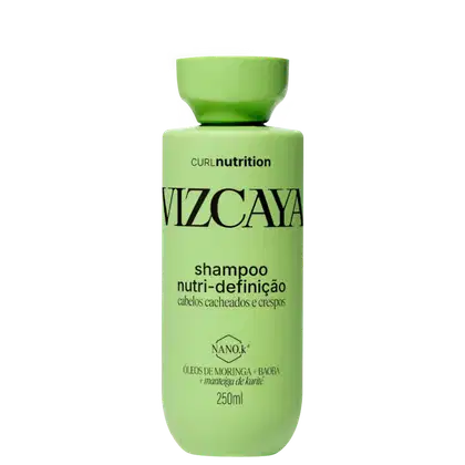 Frasco verde de shampoo Vizcaya Curl Nutrition com rótulo destacando "Nutri-definição" para cabelos cacheados e crespos, contendo óleos de moringa e baobá, além de manteiga de karité.