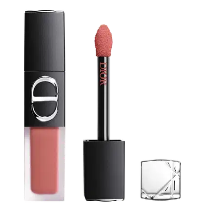Produto de beleza Dior em embalagem preta e prateada, com frasco de líquido rosa e pincel aplicador. Destaque para o logotipo Dior em relevo na embalagem.