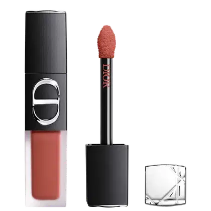 Embalagem preta e prateada de um produto de batom da marca Dior, contendo um aplicador de maquiagem de cor vermelha. O produto parece ser um batom ou gloss labial da linha Dior.