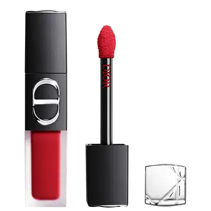 Frasco de batom com aplicador de escova vermelha e logotipo Dior em destaque.