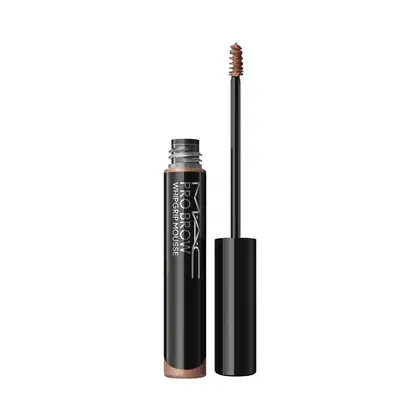 MAC Pro Brow Whipproof. Frasco cilíndrico preto com aplicador em espiral. Produto em tom marrom. Embalagem elegante com rótulo branco. Ideal para sobrancelhas duradouras e precisas.