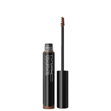 Pro Brow Whipcoloured Mousse da M·A·C em embalagem cilíndrica preta com aplicador em espiral. Produto em tom marrom, apresentado com frasco e pincel próprio para aplicação de sobrancelha.