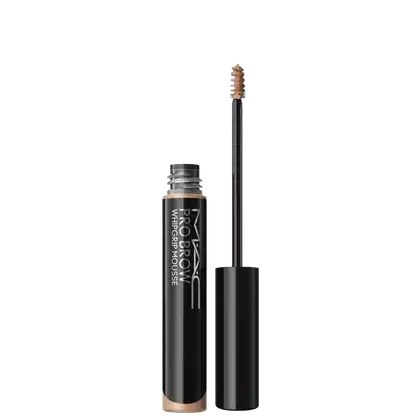 Pro Brow Whip Pomade da M·A·C em embalagem cilíndrica preta com aplicador em espiral. Produto em tom nude/bege claro, ideal para definição e modelagem de sobrancelhas com acabamento duradouro.
