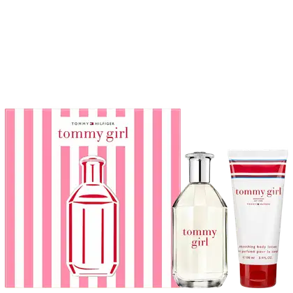 Conjunto de produtos Tommy Girl da marca Tommy Hilfiger, incluindo um frasco de perfume e um tubo de loção corporal, com embalagens em tons de rosa e branco com listras e logotipos da marca.