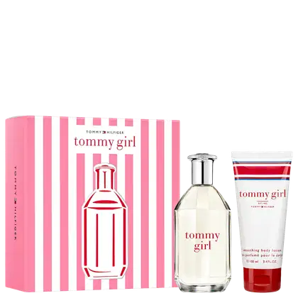 Conjunto Tommy Girl da Tommy Hilfiger com frasco de perfume transparente, loção corporal em tubo branco e rosa, e caixa de embalagem rosa com listras brancas e vermelhas.