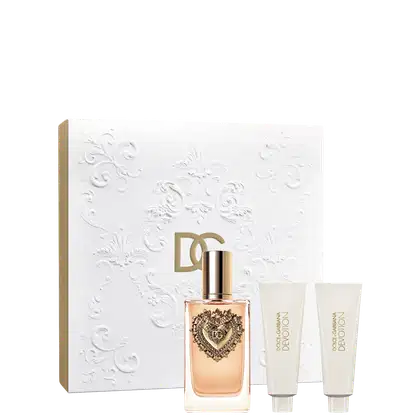 Conjunto de produtos de beleza Dolce & Gabbana, composto por um frasco de perfume com design ornamentado, acompanhado de dois tubos de creme em embalagem branca com detalhes dourados.