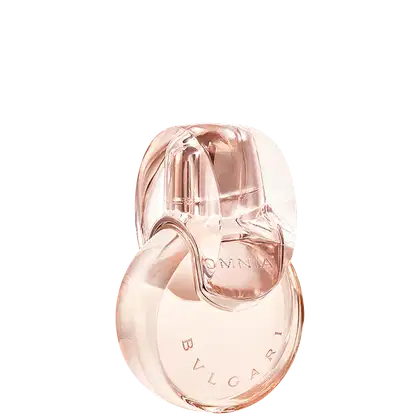 Frasco de item de perfumaria com formato ovalado, em tons de rosa claro, com rótulo com a marca Bvlgari em destaque.