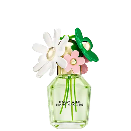 Frasco de perfume verde com flores brancas e rosadas decorativas, rótulo com o nome "Daisy Wild Marc Jacobs" em letras pretas. Embalagem de vidro com tampa verde e detalhes florais.