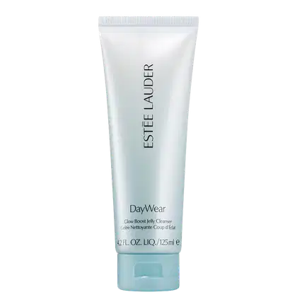 Frasco de gel de limpeza facial da linha DayWear da Estée Lauder, com embalagem branca e azul claro. O rótulo destaca o nome da linha "DayWear" e a descrição "Glow Boost Jelly Cleanser".