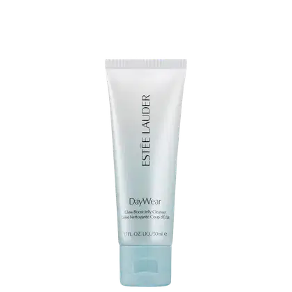 Frasco de gel de limpeza facial da linha DayWear da Estée Lauder, com embalagem branca e azul claro. O rótulo destaca o nome da linha "DayWear" e a descrição "Glow Boost Jelly Cleanser".