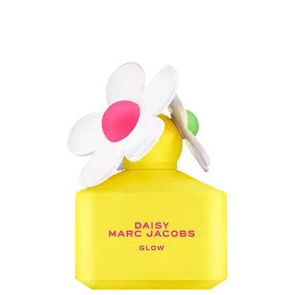 Frasco de perfume amarelo da linha Daisy Marc Jacobs Glow, com tampa em formato de flor branca e rosa. Embalagem simples e minimalista, com o nome da marca e do produto destacados.