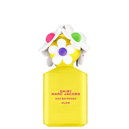 Frasco de perfume amarelo da linha Daisy Marc Jacobs, com tampa em formato de flores brancas, verdes e roxas. Rótulo com o nome da fragrância "Eau So Fresh Glow".