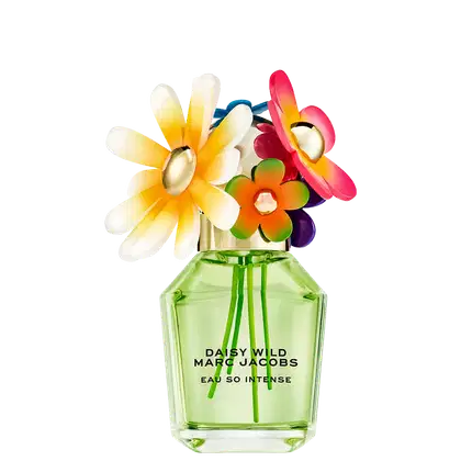 Frasco de perfume verde da marca Marc Jacobs, com tampa decorada com flores coloridas em tons de amarelo, laranja e rosa. Rótulo com o nome "Daisy Wild" e a descrição "Eau so intense".