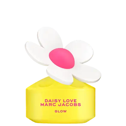Frasco de perfume em formato de flor branca com centro rosa, embalado em caixa amarela com texto "DAISY LOVE MARC JACOBS GLOW" em vermelho e rosa. Produto de beleza da marca Marc Jacobs.