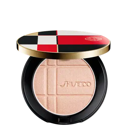 Pó Shiseido Color + Glow Enhancer  em embalagem redonda preta e dourada, com design xadrez em vermelho, branco e preto. O produto apresenta textura aveludada e logotipo da marca.