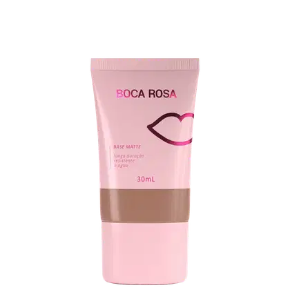 Base Matte Boca Rosa em tubo rosa com faixa bege, 30mL, com coração estilizado na embalagem e indicação de longa duração resistente à água.