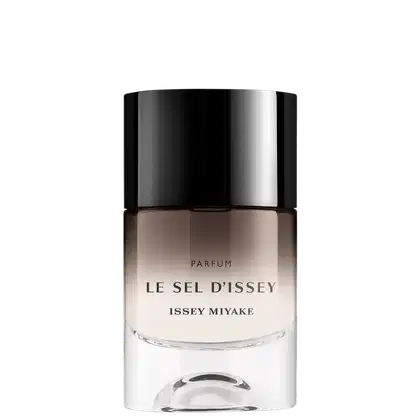 Frasco de vidro preto e branco com rótulo em letras pretas exibindo o nome "Le Sel d'Issey" da marca Issey Miyake, um item de perfumaria.