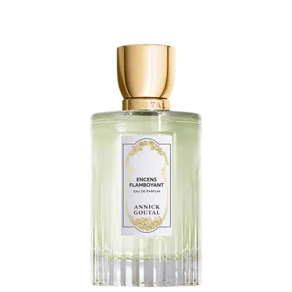 Frasco de Eau de Parfum Encens Flamboyant da Annick Goutal. Embalagem em vidro cilíndrico com líquido verde claro, tampa dourada e rótulo branco com ornamentação dourada. Design elegante e refinado.