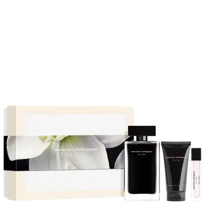 Conjunto Narciso Rodriguez For Her contendo frasco de eau de toilette em vidro preto, tubo de body lotion preto e miniatura de perfume. Embalagem bege com flores brancas.