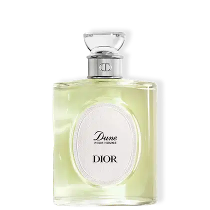 Perfume Dune Pour Homme Dior em frasco de vidro retangular com líquido amarelo-claro. Tampa prateada com detalhes em vidro transparente. Rótulo oval branco com inscrições em preto. Design elegante e minimalista.