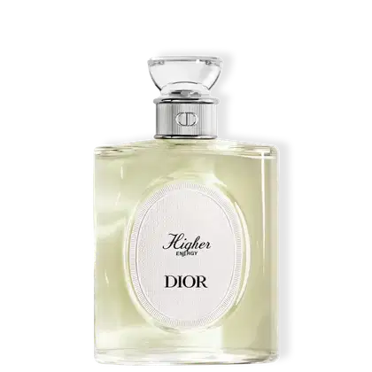 Perfume Dior Higher Energy em frasco de vidro retangular com líquido amarelo claro. Tampa prateada com detalhes em cristal. Rótulo oval branco com inscrições em preto no centro do frasco.